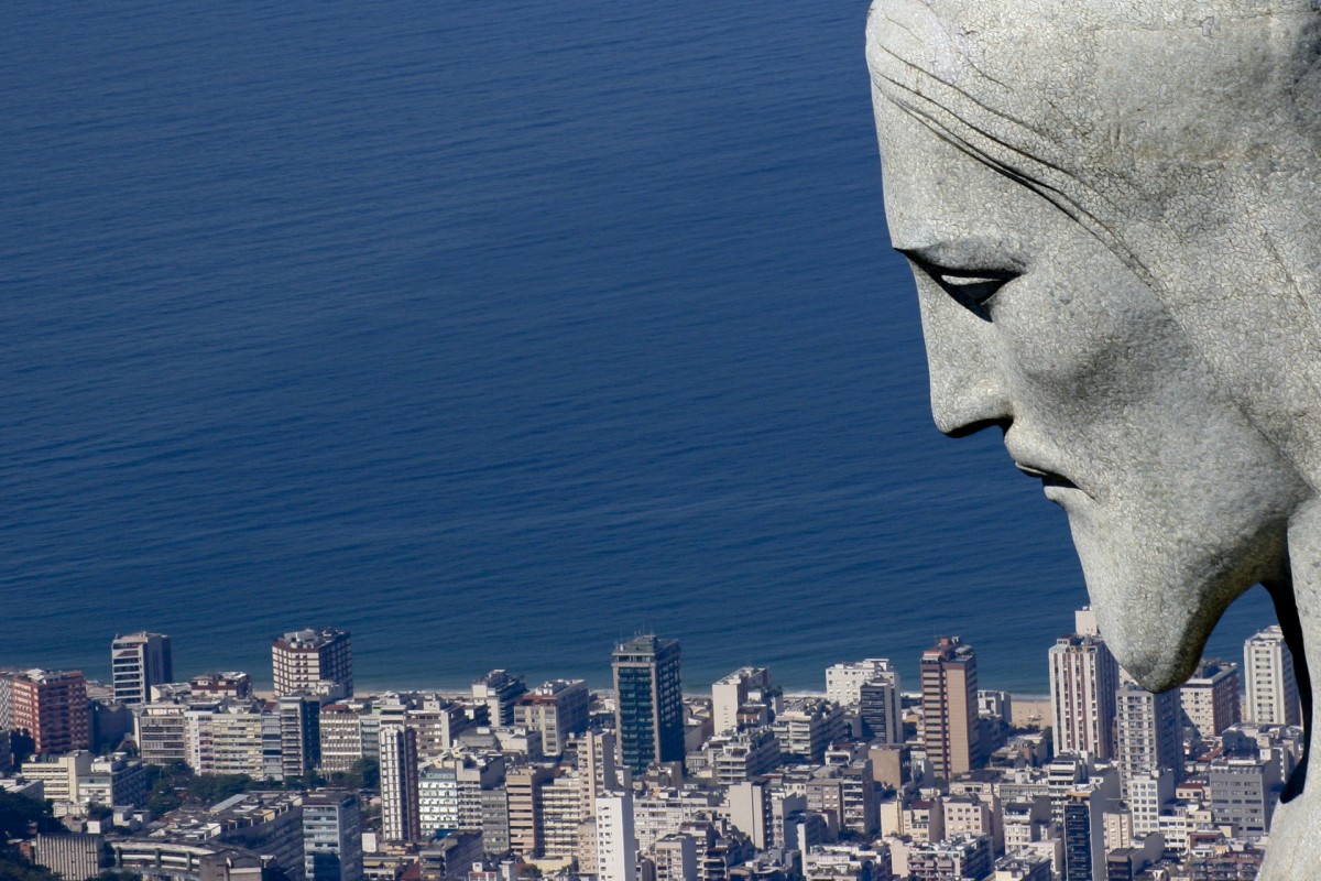 Cristo Redentor, Brasil - A imagem tem 38 metros e é feita de cimento revestido com pedra sabão. A equipe responsável pela concepção do Cristo foi formada por três pessoas: o engenheiro Heitor da Silva Costa, responsável pelo projeto escolhido em 1923 por meio de um concurso; o artista plástico Carlos Oswald, que fez o desenho do monumento, e o francês Paul Landowsky, que respondeu pelo projeto arquitetônico - Ricardo Zerrenner/Riotur - Ricardo Zerrenner/Riotur/Rota de Férias/ND