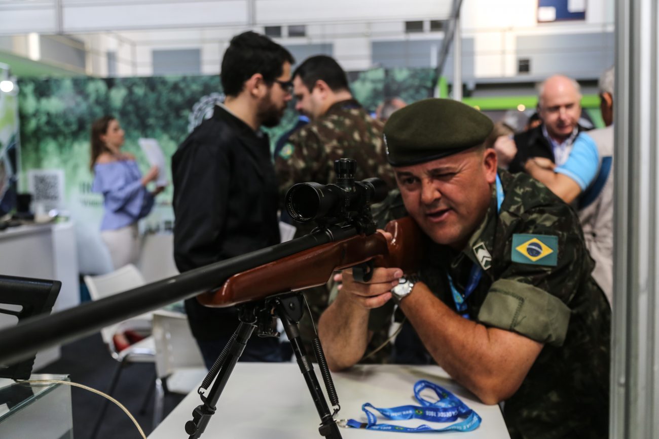 Militar mostra posição de tiro utilizando a mira - Anderson Coelho/ND