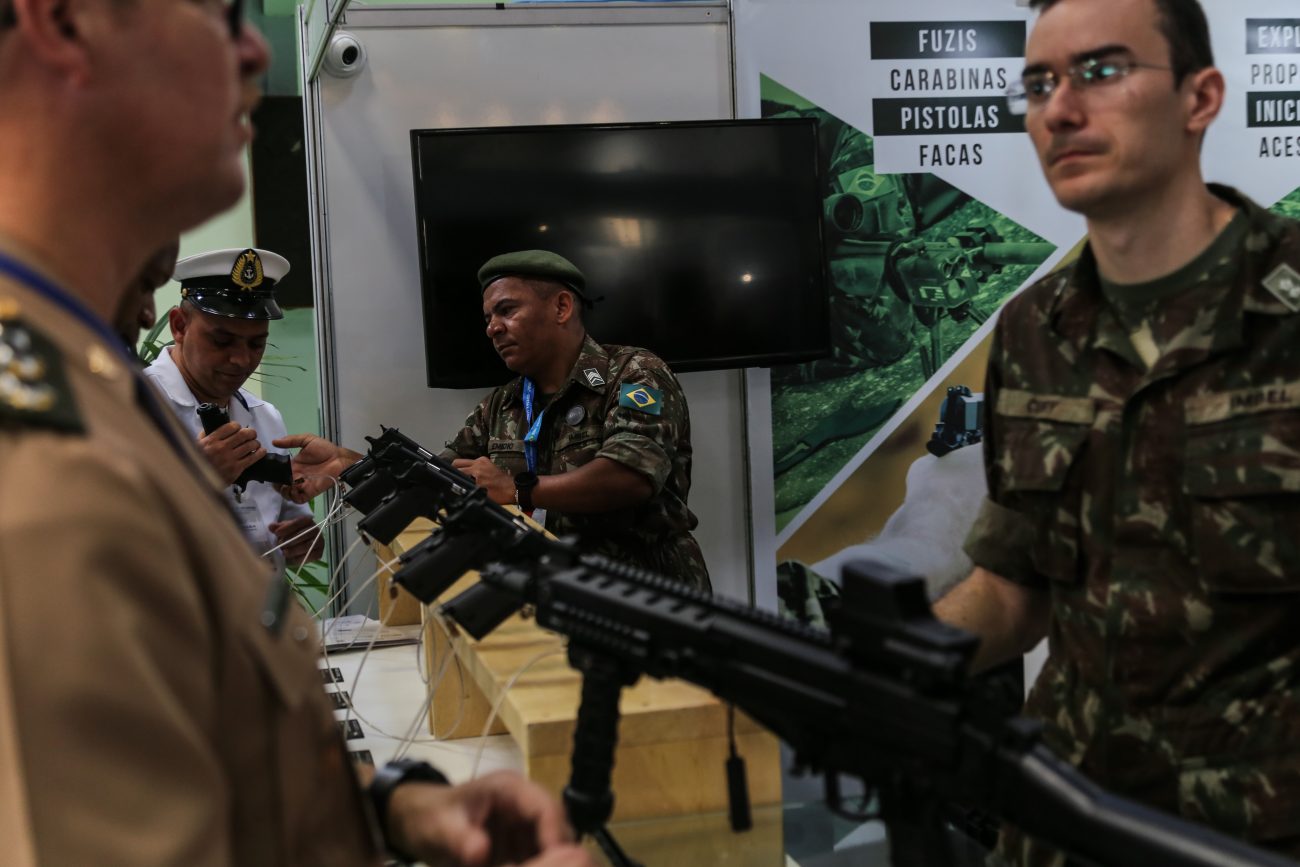 Armas de uso militar estão em exposição - Anderson Coelho/ND