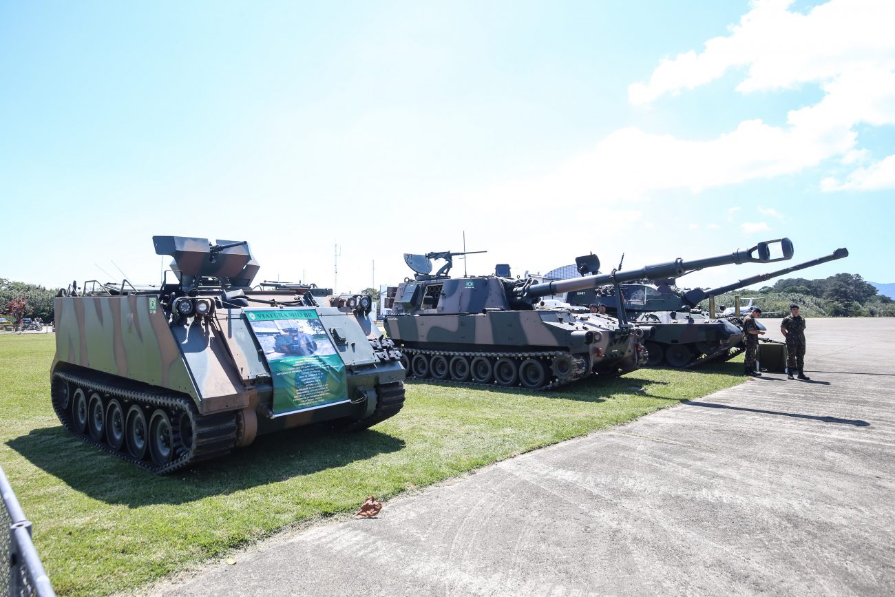 Tanques militares estão à mostra na área externa - Anderson Coelho/ND