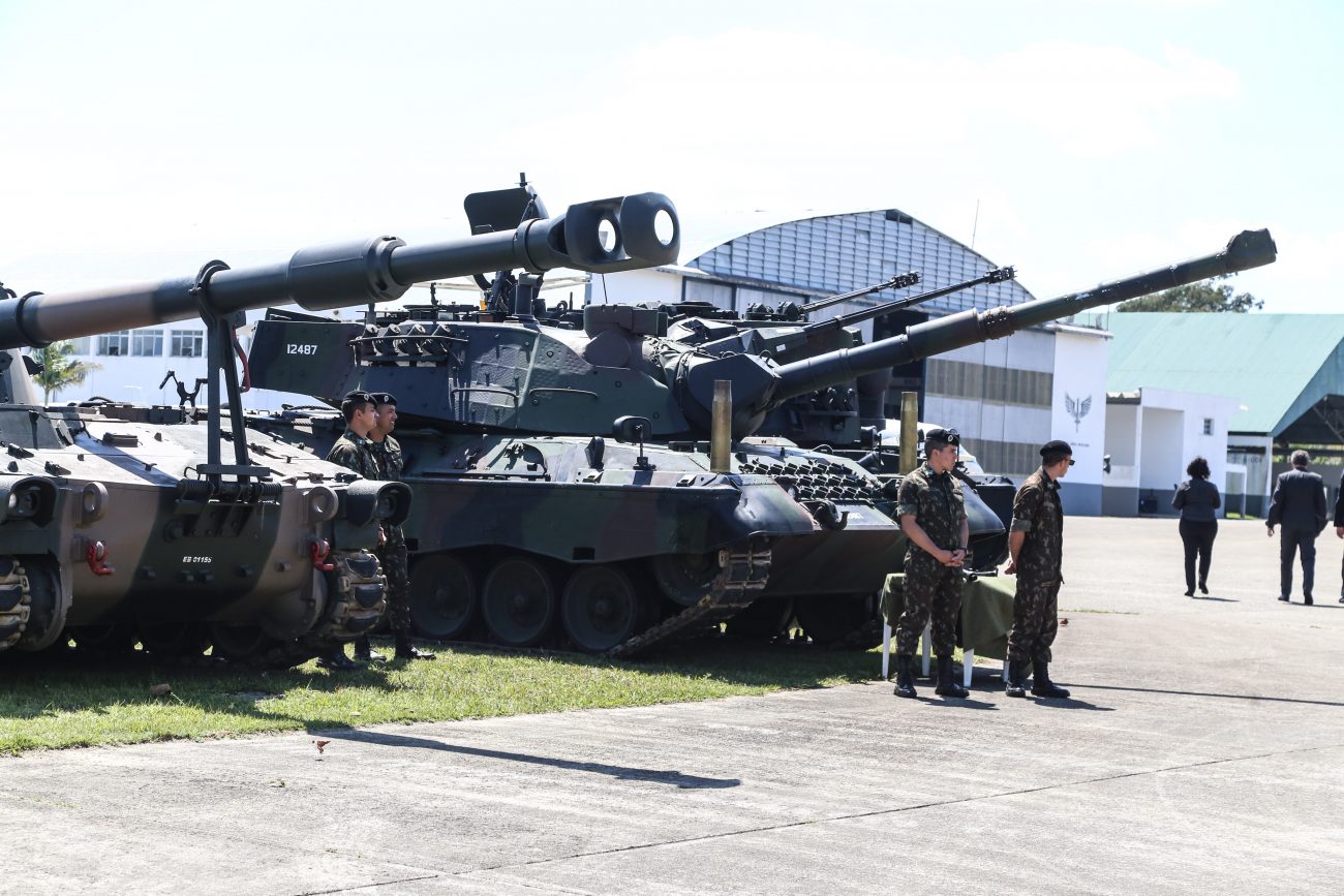 Público pode conferir os modelos de tanques usados pelo exército até domingo (29) - Anderson Coelho/ND