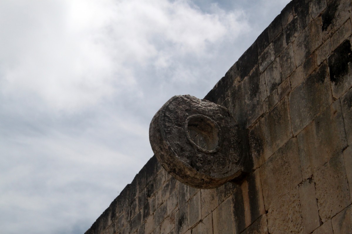 Chichén Itzá, México - Em um campo da região era disputado o jogo de bola mesoamericano. Eis o detalhe do aro no qual os jogadores deviam acerta a bola. A partida era extremamente violenta e, em algumas ocasiões, as cerimônias após o encerramento incluíam o sacrifício do capitão e de outros jogadores da equipe derrotada - Paulo Basso Jr. - Paulo Basso Jr./Rota de Férias/ND