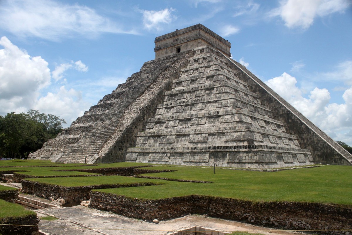 Chichén Itzá, México - O principal monumento da cidade maia é esta pirâmide batizada de Castillo. Sua construção pode ser interpretada como um calendário: os degraus das quatro escadarias e da plataforma superior somam 365, número de dias do ano. Um dos principais espetáculos do local é o equinócio, em 21 de março e 22 de setembro, quando o movimento do sol faz com que a silhueta de uma cobra apareça lentamente na lateral da escadaria da pirâmide - Paulo Basso Jr. - Paulo Basso Jr./Rota de Férias/ND