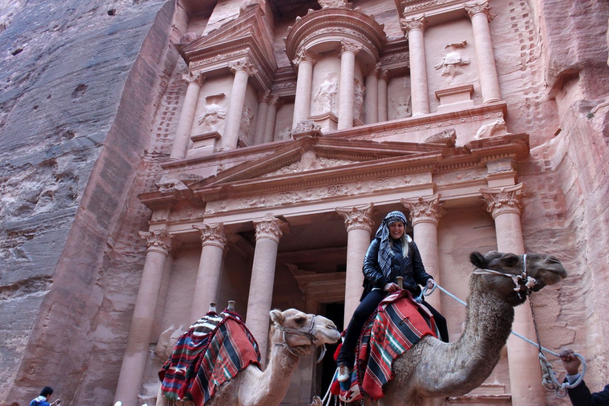 Petra, Jordânia - O edifício El-Khazneh, ou Tesouro, é a construção principal de Petra. O local foi talhado na massa de arenito pelos nabateus, povo que vivia na região. Ele foi utilizado como cenário do filme “Indiana Jones e a Última Cruzada” e servia para guardar mercadorias, já que a cidade era um grande entreposto comercial - Paulo Basso jr. - Paulo Basso jr./Rota de Férias/ND
