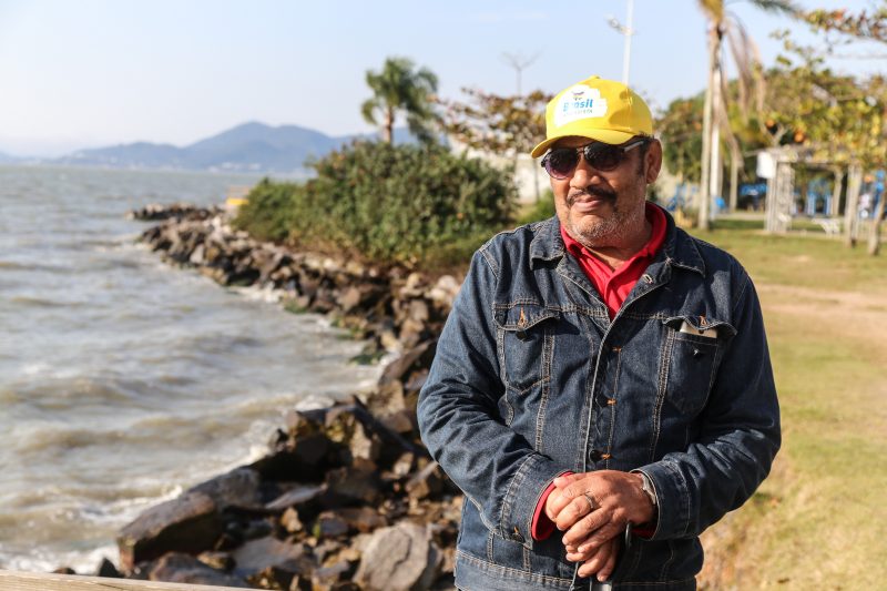 Carpinteiro Jo&atilde;o Batista n&atilde;o acredita em despolui&ccedil;&atilde;o da ba&iacute;a. Foto: Anderson Coelho/ND