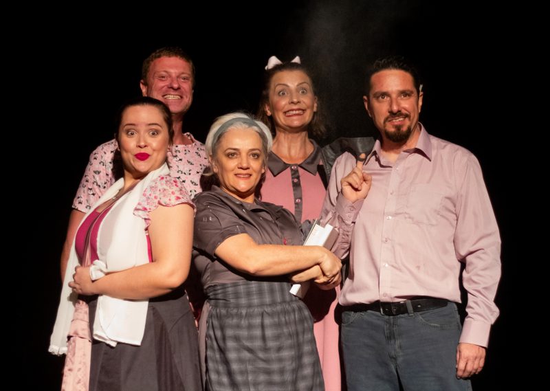 A Cia Persona estar&aacute; neste domingo no Teatro SAEM com a pe&ccedil;a “Para&iacute;so SC” – Foto: Rebecca Pezzatto/Divulga&ccedil;&atilde;o