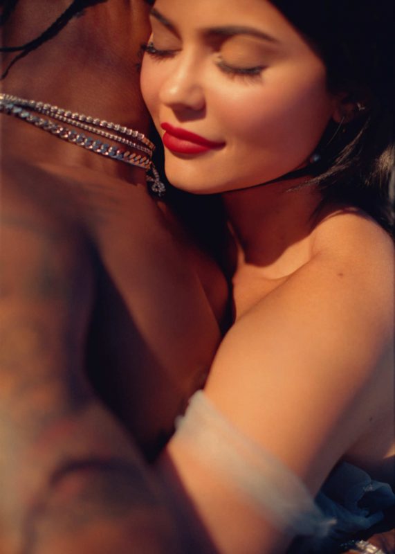 Kylie e Travis em abraço sensual – Divulgação/ND