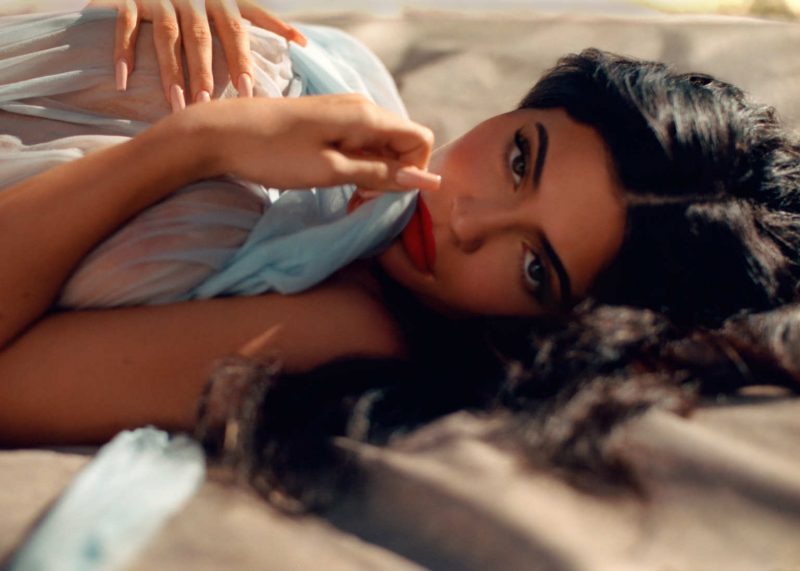 Fotos de Kylie Jenner em um ensaio com seu namorado, o rapper Travis Scott, foram liberadas pelas revista – Divulgação Playboy/ND