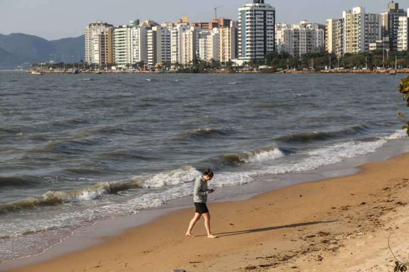 Tayjonara Maria da Silva molhou os p&eacute;s sem saber da situa&ccedil;&atilde;o das &aacute;guas. Foto: Anderson Coelho/ND