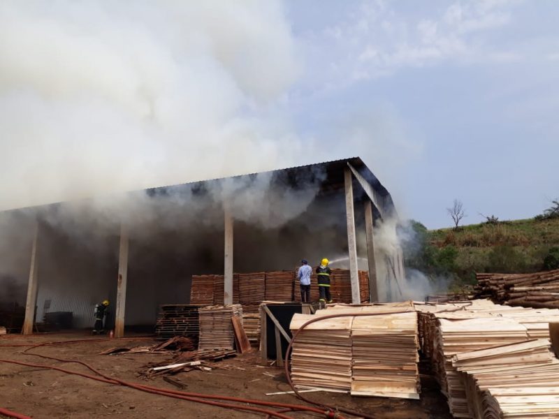 Bombeiros utilizam 6 mil litros de água para controlar incêndio no