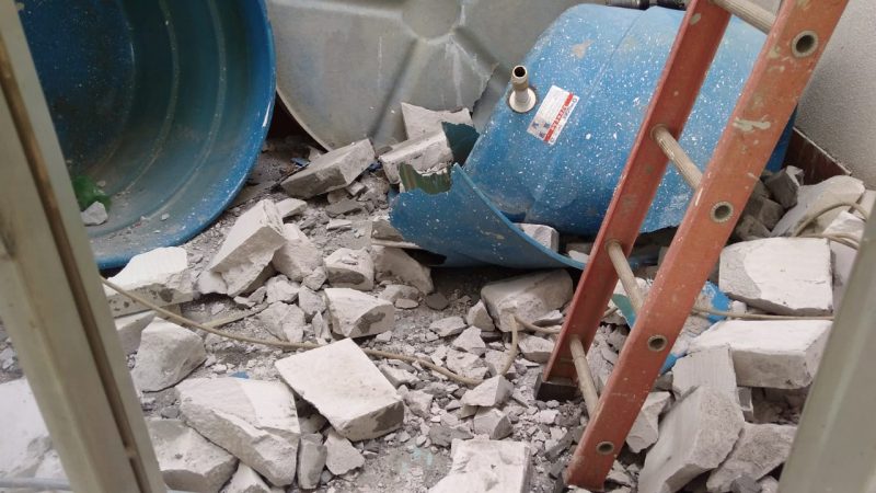 Blocos de pr&eacute;-moldados ficaram espalhados pelo local – Defesa Civil/Divulga&ccedil;&atilde;o/ND