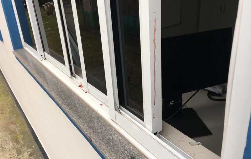 Ex-marido não aceita fim de casamento com mulher, por isso invadiu casa da vítima pela janela