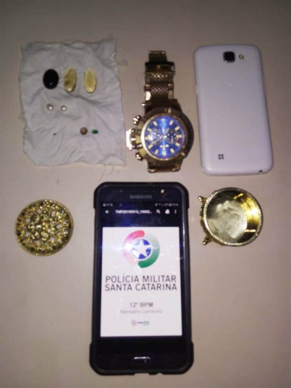 Jovem confessou &agrave; pol&iacute;cia que as pedras foram roubadas de uma joalheria em Blumenau – Pol&iacute;cia Militar/Divulga&ccedil;&atilde;o/ND