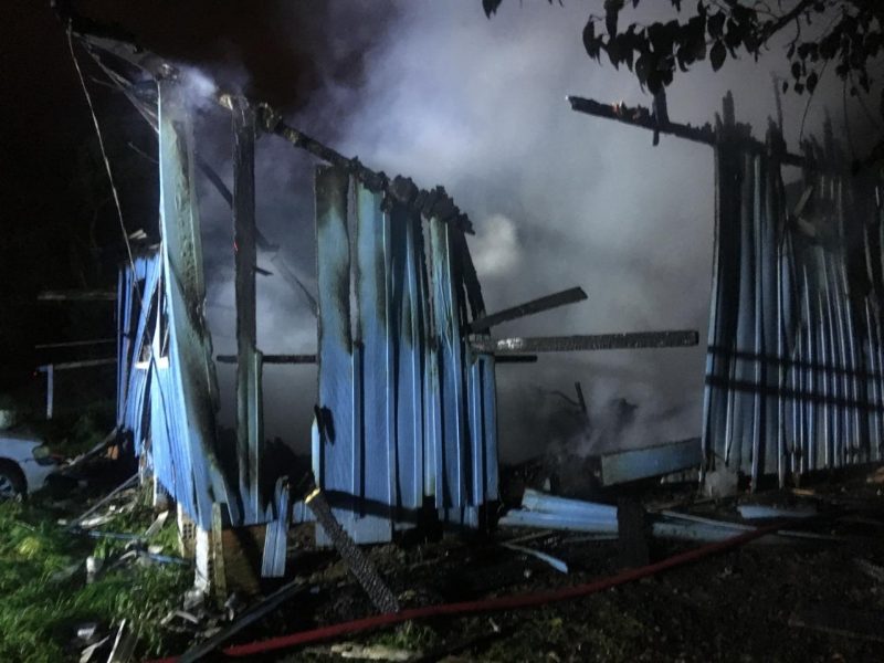 Bombeiros precisaram de 6 mil litros de água para controlar as chamas na casa em Lages – Divulgação/CBM