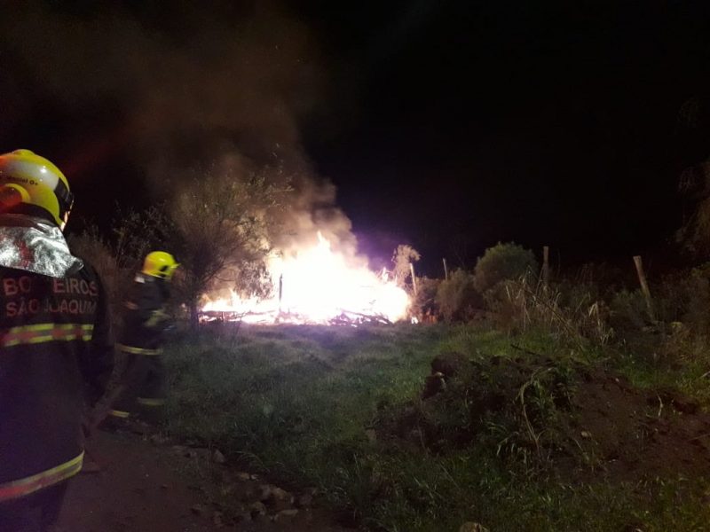 Casa em São Joaquim já estava tomada pelas chamas quando os bombeiros chegaram – Divulgação/CBM