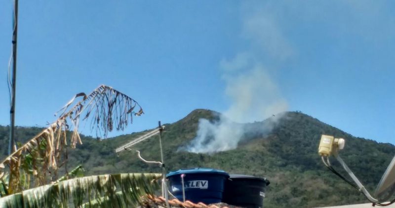 Incêndio atinge área de vegetação no Pântano do Sul, em Florianópolis &#8211; Corpo de Bombeiros de Florianópolis/ND