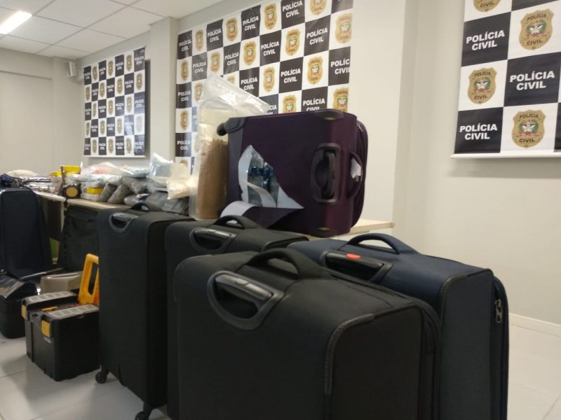 A cocaína estava embalada em tabletes em fundos falsos das malas – Polícia Civil/Divulgação/ND