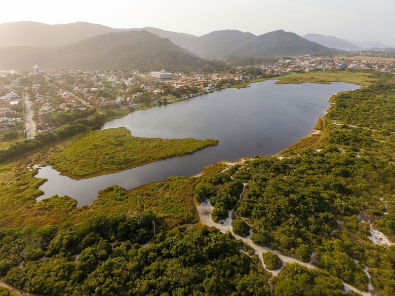 Vista aérea da Lagoa Pequena, no Sul da Ilha de Santa Catarina, é um afloramento da reserva de água subterrânea da região – Foto: Flávio Tin/ND