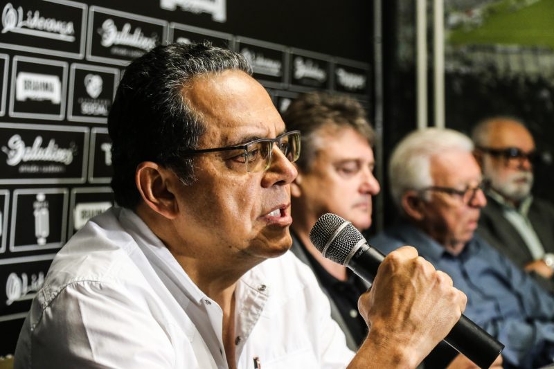Parceria do Figueirense com Cl&aacute;udio Honigman (o segundo na foto) est&aacute; extinta. Agora &eacute; contabilizar preju&iacute;zos. – Foto: Anderson Coelho/ND