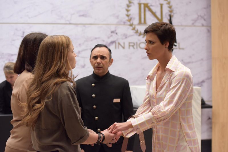 Sophia (Camila Rodrigues) reencontra Clementina (Cláudia Mello) e Andréa (Letícia Peroni) na novela Topíssima – Blad Meneghel/RecordTV/Divulgação/ND