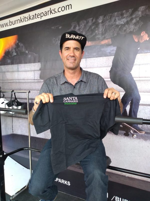 Bob Burnquist, dez vezes campeão brasileiro de skate, recebeu camiseta da associação e manifestou apoio à causa – Divulgação/ND