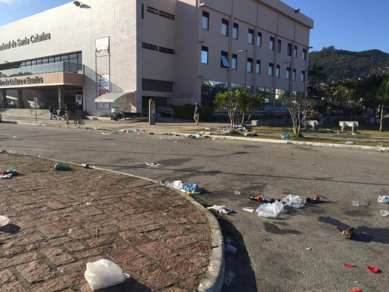 Cen&aacute;rio do campus da UFSC ap&oacute;s uma das festas – Divulga&ccedil;&atilde;o/ND