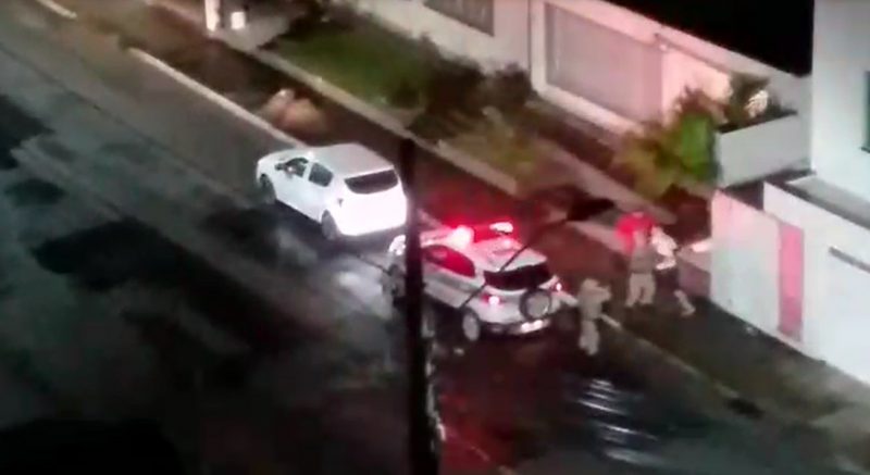 Policiais foram agredidos durante abordagem na noite deste sábado &#8211; Polícia Militar/Divulgação/ND