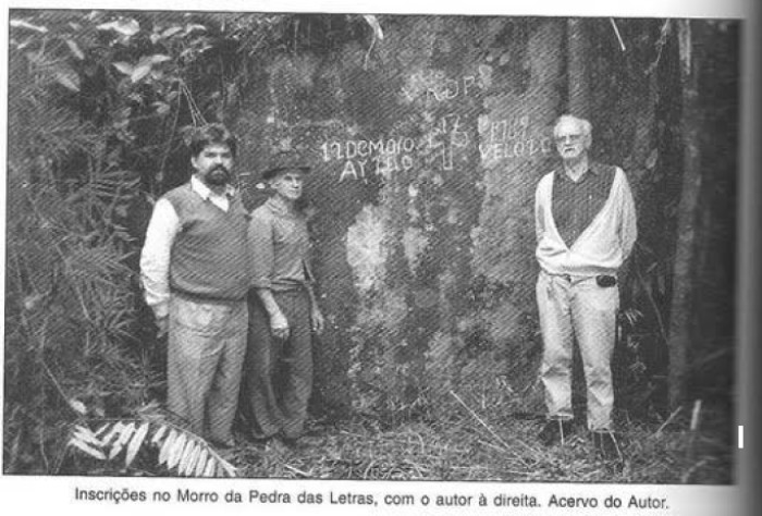 Fotografia de 1979 mostra exploradores ao lado de uma pedra com inscri&ccedil;&otilde;es de 1889 –&nbsp; Foto: Arquivo/Antonio Carlos Werner/Reprodu&ccedil;&atilde;o