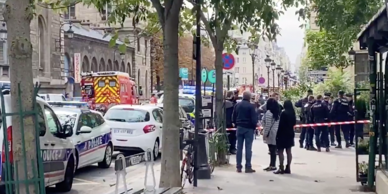 Suspeito atacou agentes na sede da pol&iacute;cia de Paris – Foto: Business Insider/Twitter/ITRnotias1