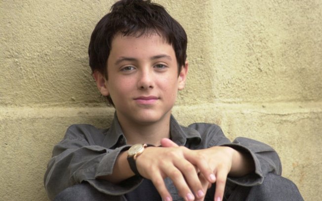 Kayky Brito estreou como ator no espetáculo musical “Marcelo Marmelo Martelo” em 1998. Sua estréia na televisão foi na novela “Chiquititas”. Kayky ainda participou de outras produções televisivas como “Chocolate com Pimenta” e “Alma Gêmea”. - Divulgação/ND