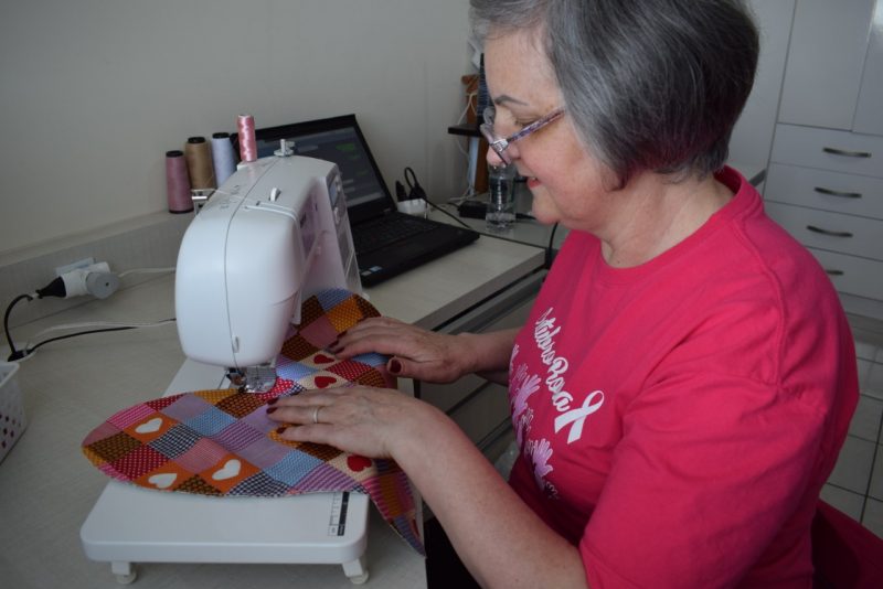 Formato de cora&ccedil;&atilde;o faz com que a almofada se encaixe embaixo na axila, o que diminui a dor f&iacute;sica do ombro e bra&ccedil;o – Foto: TJSC / Divulga&ccedil;&atilde;o / ND