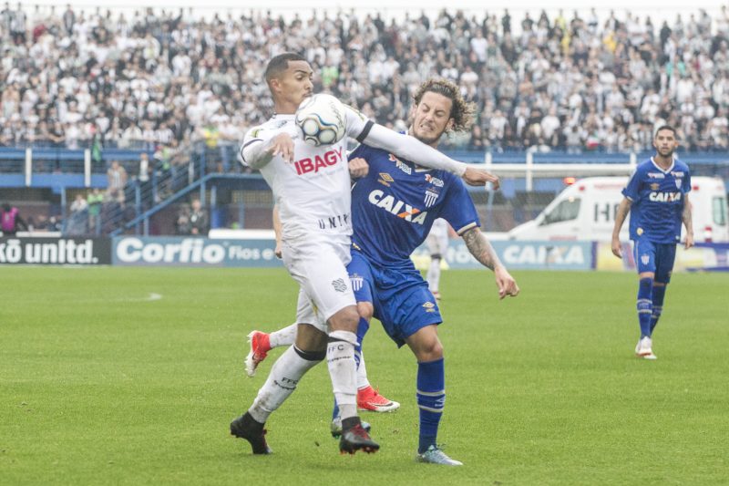 <strong>Avaí 0x1 Figueirense (Série B 2018)</strong>: Avaí e Figueirense se enfrentaram pela Série B no dia do aniversário do Leão da Ilha em 2018. Logo no primeiro minuto de partida o lateral João Paulo, de pênalti, fez o gol da vitória do Furacão, dando um verdadeira “presente de grego” ao rival. O Leão ainda desperdiçou um pênalti com Guga ainda na primeira etapa. – Foto: Marco Santiago/Arquivo/ND