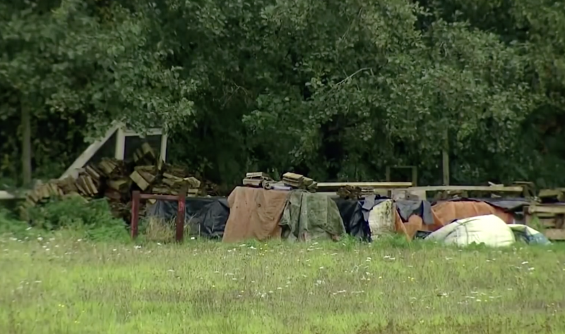 Fam&iacute;lia vivia em condi&ccedil;&otilde;es p&eacute;ssimas e se alimentava de uma horta – Foto: Reprodu&ccedil;&atilde;o Youtube
