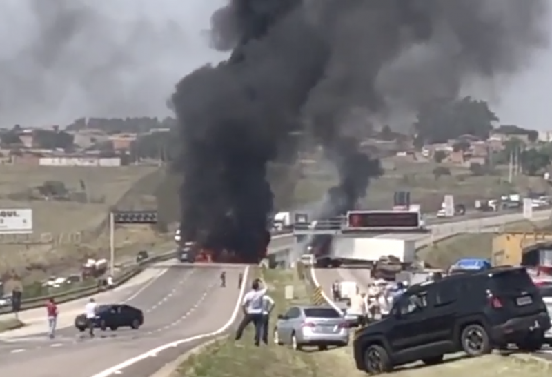 Bandidos atearam fogo em vias de acesso ao aeroporto – Foto: Reprodu&ccedil;&atilde;o Youtube