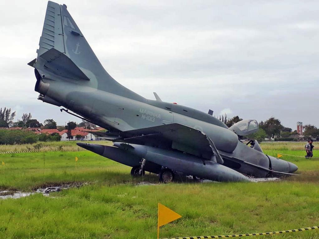 Ca a da Marinha sofre acidente na decolagem em S o Pedro da Aldeia