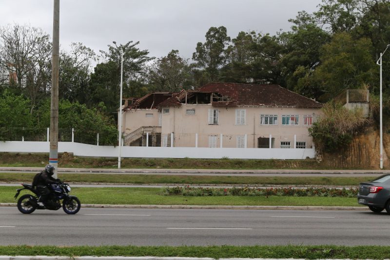Fechado desde 2019, o pr&eacute;dio que abrigava o Caps (Centro de Aten&ccedil;&atilde;o Psicossocial), no bairro Agron&ocirc;mica, est&aacute; abandonado – Foto: Anderson Coelho/Arquivo/ND