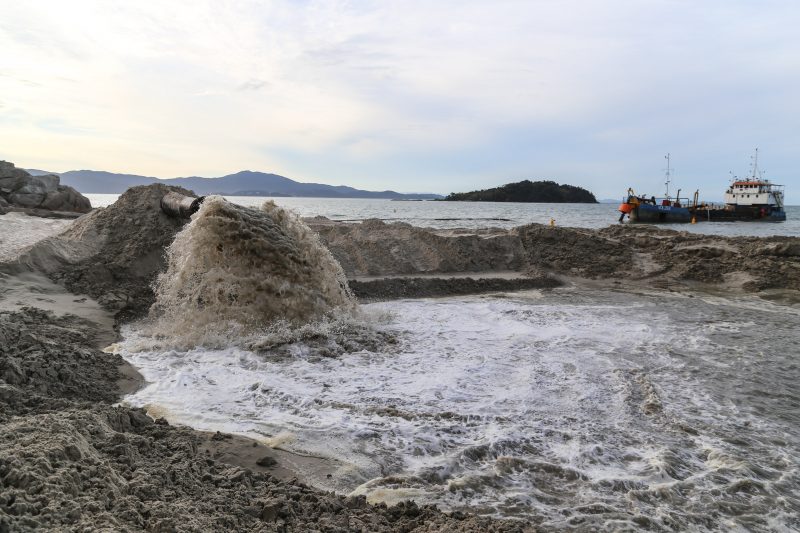 Areia &eacute; despejada com &aacute;gua em um dique na beira da praia Foto: Anderson Coelho/Arquivo/ND