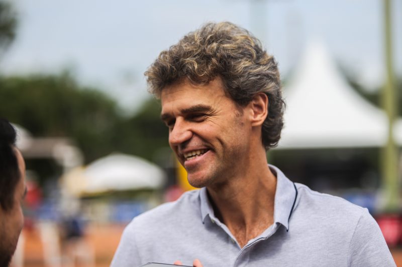 Gustavo Kuerten, o Guga, comemora 44 anos nesta quinta-feira (10). O tenista condecorado no Hall da Fama da ATP (Associação dos Tenistas Profissionais) conquistou um total de 22 títulos na carreira, sendo três Roland Garros. Em 2000, Guga chegou ao topo do ranking da ATP e foi considerado o número 1 do mundo no esporte. Relembre agora alguns dos momentos marcantes na carreira do catarinense de Florianópolis. – Foto: Anderson Coelho/ND