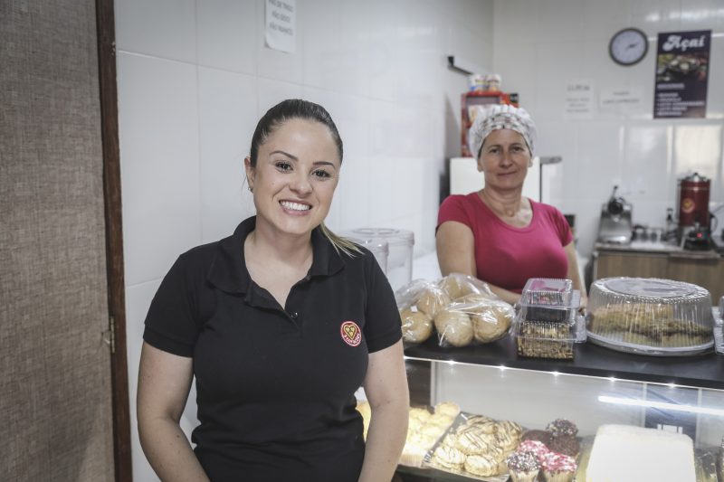 Marina Souza (&agrave; frente) e Adriane Spiecker trabalham numa padaria do bairro Carianos e j&aacute; sentiram o impacto nas vendas por causa da mudan&ccedil;a do terminal de passageiros – Foto: Anderson Coelho/ND