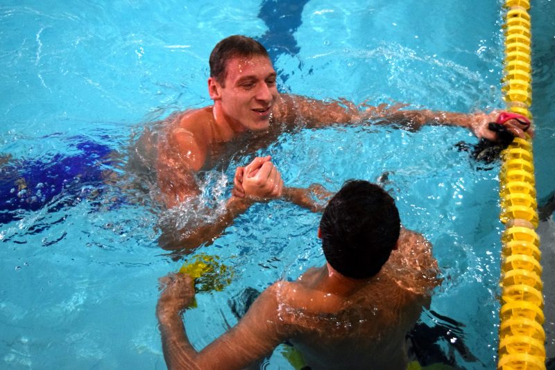 Mauro Fernandes, de Florianópolis, é felicitado pelos três recordes batidos durante a competição – Foto: Antonio Prado/ND