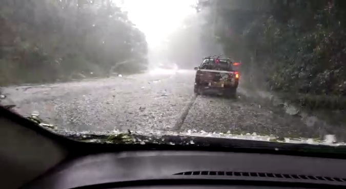Motorista teve que parar o carro no acostamento devido à chuva de granizo &#8211; Foto: Michel Teixeira/Divulgação/ND
