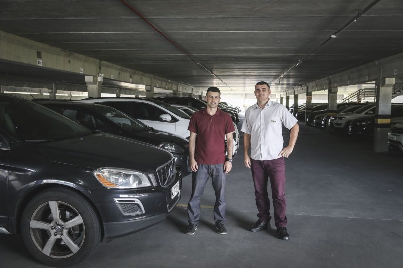 Otacilio Neto (&agrave; esq.) Edilson F&eacute;lix se mudaram para uma &aacute;rea pr&oacute;xima ao novo terminal e ainda se adaptam ao novo momento – Foto: Anderson Coelho/ND