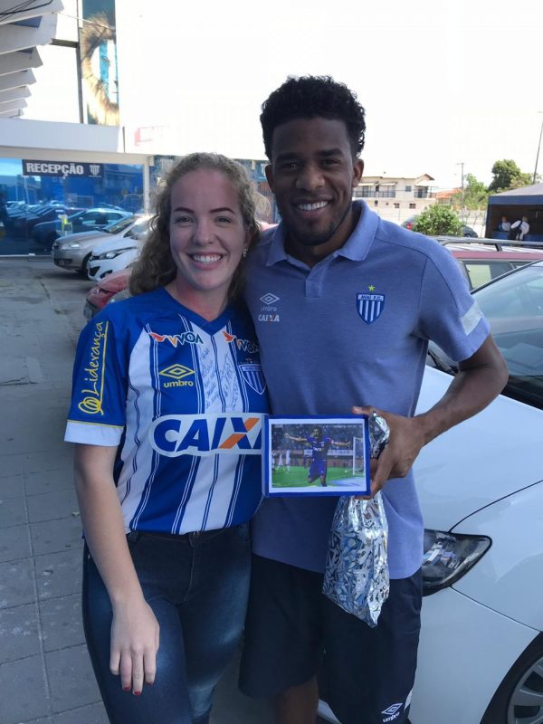Poliana Schmitt, torcedora ao lado do &iacute;dolo Bet&atilde;o. Reconhecimento da torcida.&nbsp; – Foto: Arquivo pessoal/Ava&iacute; FC/divulga&ccedil;&atilde;o