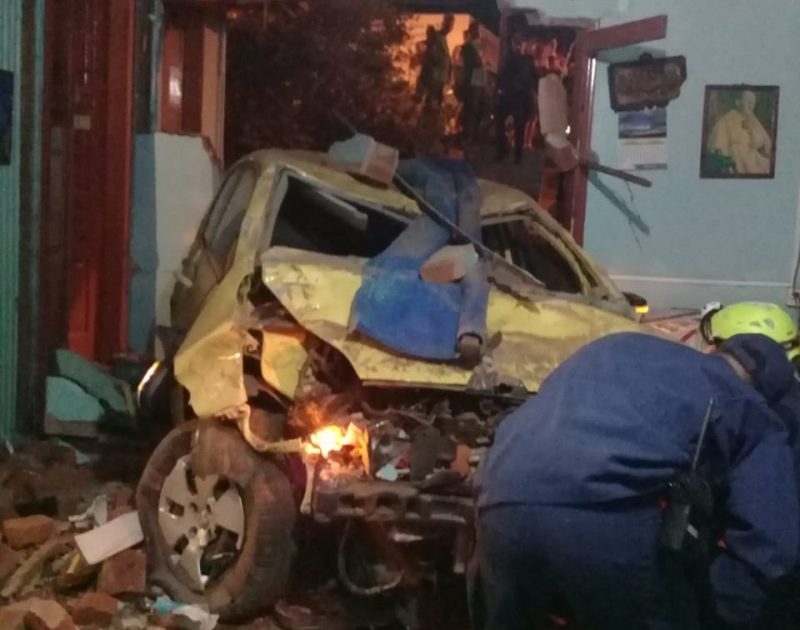 Casal ficou entre os escombros – Corpo de Bombeiros/Divulga&ccedil;&atilde;o/ND