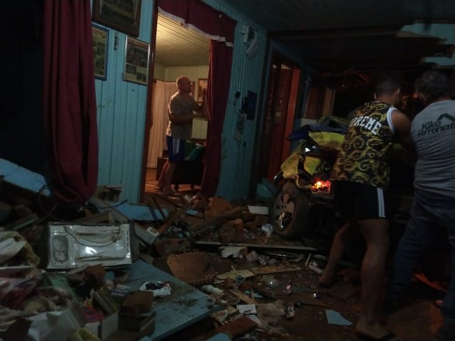 Casal ficou preso entre o ve&iacute;culo e os escombros – RICTV/Divulga&ccedil;&atilde;o/ND