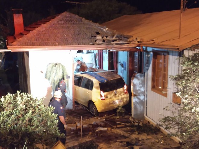 A casa dos idosos, atingida pelo ve&iacute;culo desgovernado – RICTV/Divulga&ccedil;&atilde;o/ND