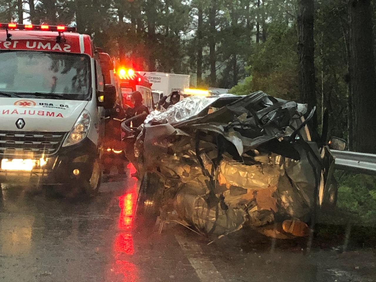 O Toyota Corolla totalmente destruído - Divulgação/PRF/ND