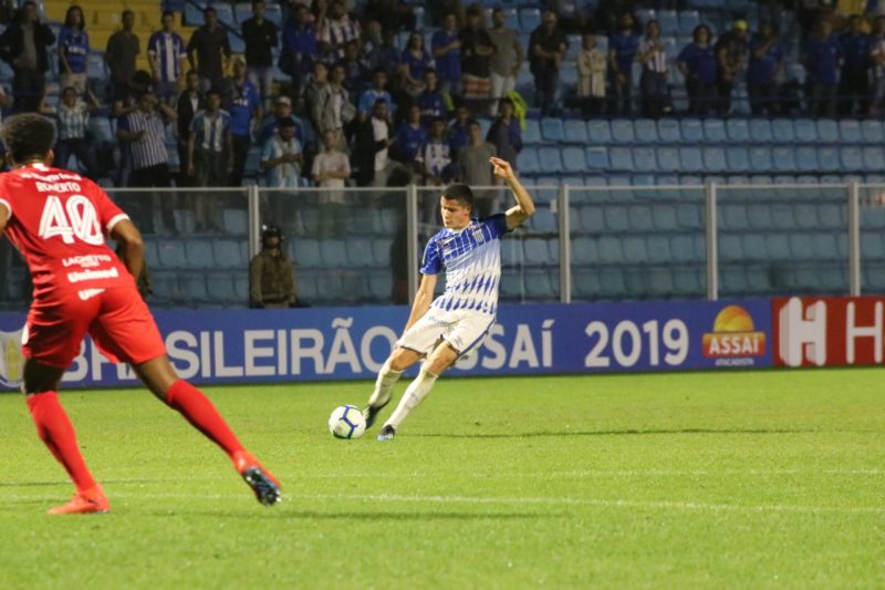 Matheus Barbosa durante jogo do Avaí na Série A de 2019