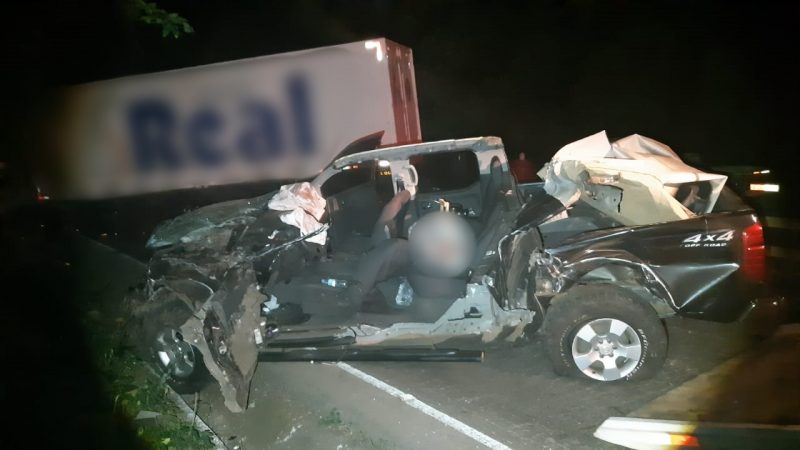 Motorista da caminhonete morreu a caminho do hospital