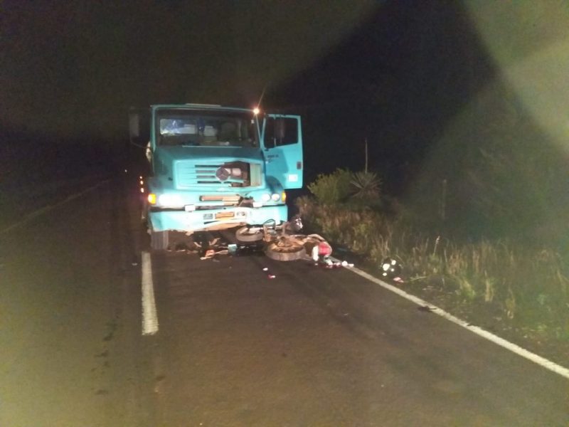 Motoristas colidiram contra caminhão &#8211; Foto: PMRv/Divulgação/ND